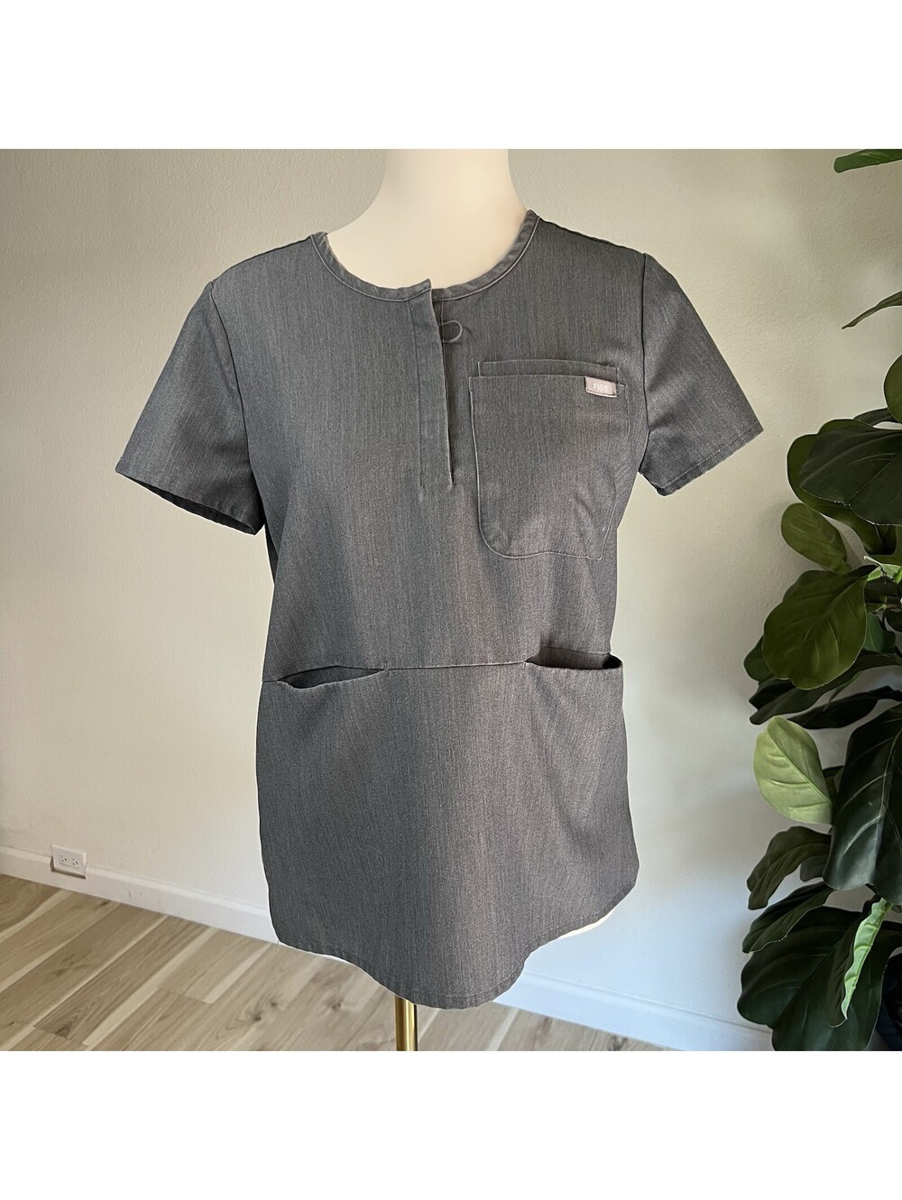 FIGS Men’s 4-Pocket Gray Size S Scrub Top #w20sw1006 PO 1505